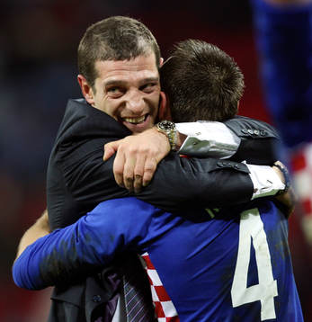  Slaven Bilic, förbundskapten, Kroatien kramar om en av sina spelare efter matchen.