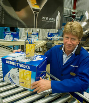 10 miljonte kartongen Absolut. Fabrikschef, Krister Asplund