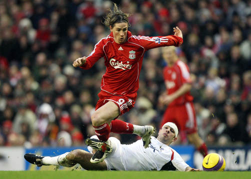  Fernando Torres, Liverpool och Gavin McCann, Bolton.