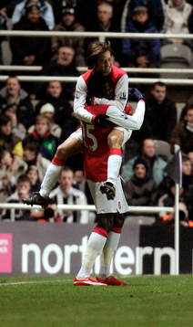 Emmanuel Adebayor och Tomas Rosicky, jubel.