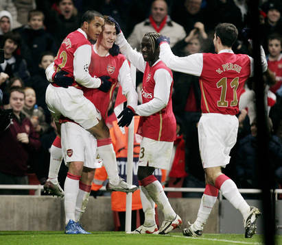   Nicklas Bendtner, Arsenal jubel med Theo Walcott, Bacary Sagna och Robin Van Persie.