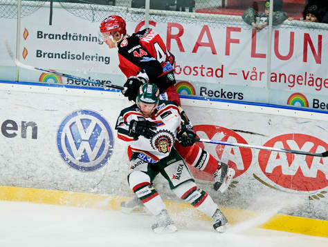 Fredrik Pettersson, Frölunda, tacklar Kristian Kudroc,