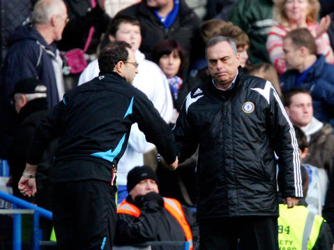  Martin O'Neill, tränare, Aston Villa skakar hand med Avram Grant, tränare, Chelsea.