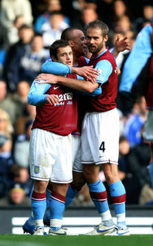 Shaun Maloney, Aston Villa, jubel med Olof Mellberg och Gabriel Agbonlahor.