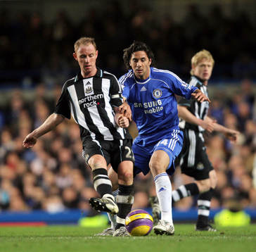  Chelseas Claudio Pizarro och Newcastles Nicky Butt.