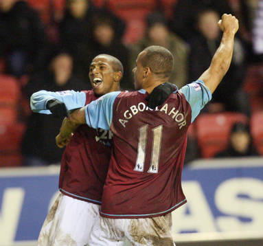  Gabriel Agbonlahor och Ashley Young, jubel.