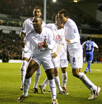  Jermain Defoe, Tottenham jubel med lagkamraterna efter femte målet.