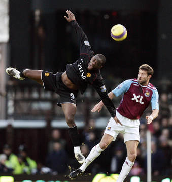  Louis Saha, Manchester och Matthew Upson, West Ham.
