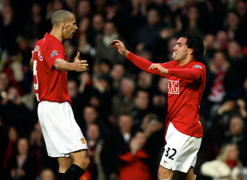  Carlos Tevez (med napp i munnen) och Rio Ferdinand, Manchester (Jubel)