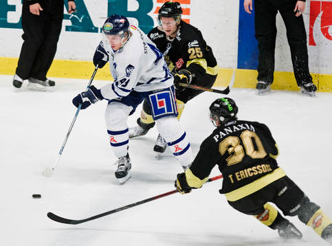 Gabriel Karlsson jagas av Johan Adolfsson, AIK