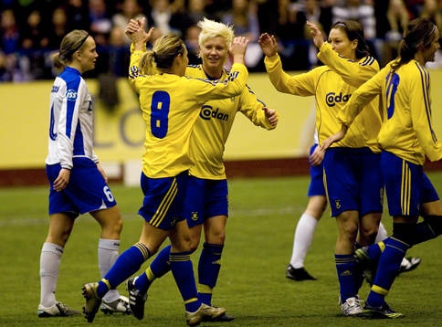  Catharine Paaske Sorensen, jublar med sina medspelare, Bröndby