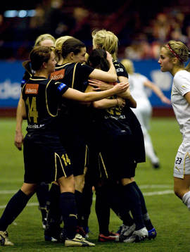   Jubel, Umeå efter 1:0 från straff av Marta 