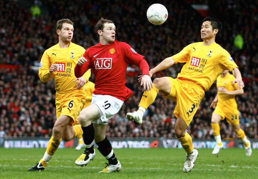  Wayne Rooney mellan Lee Young-Pyo och Teemu Tainio.