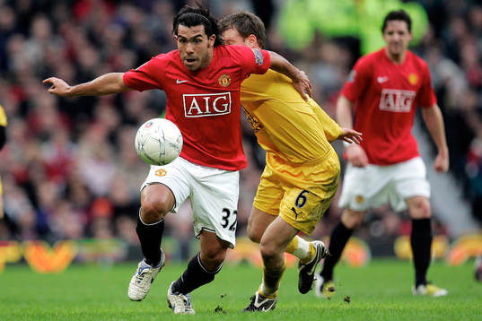  Carlos Tevez och Teemu Tainio.