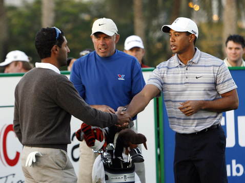 Tiger Woods skakar hand med Abdulla Al Naboodah