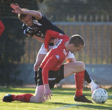  Martin Kolar i kamp med en Brann-spelare.