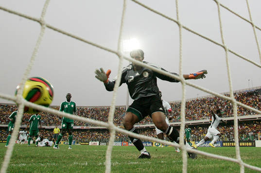  Michael Essien, Ghana (Jubel) och Austine Ejibe, Nigeria (Målvakt)