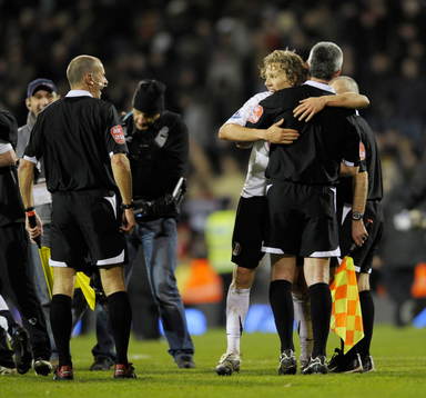  Jimmy Bullard, Fulham (Jubel) kramar Chris Foy, Domare efter matchen