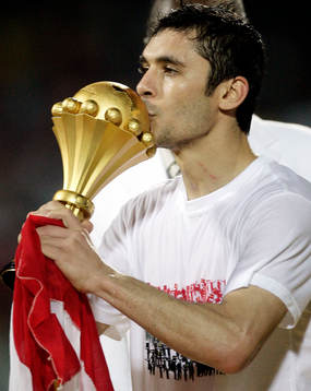  Hasan Kamel, Egypten, kysser pokalen. Glädje