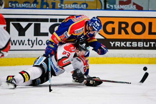 Pär Bäcker, Djurgården, trycker ner Atvars Tribuncovs,