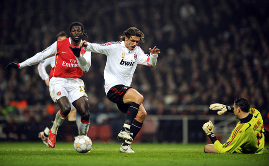   Emmanuel Adebayor och Paolo Maldini.  