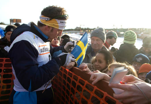 Anders Södergren skriver autografer