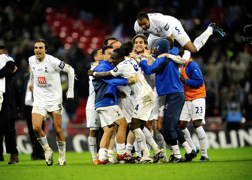   Jonathan Woodgate och Tottenham jublar. Jubel, glädje.