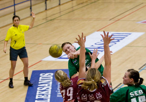 Mur,  försvar. Hanna Enblom, Önnered, skjuter