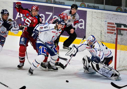 Pucken ligger fritt framför Petri Pakaslahti,