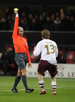  Alexander Hleb, Arsenal får gult kort. 