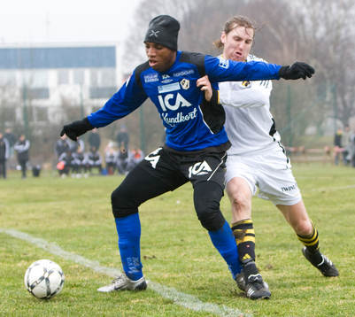 Nils-Eric Johansson trycker Halmstads nye brasse Anselmo i