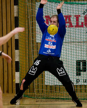 Oscar Jensen, målvakt,  räddar