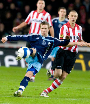  Rasmus Lindgren, Ajax och Timmy Simons, Eindhoven.