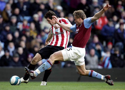   Daryl Murphy, Sunderland och Martin Laursen, Aston Villa.