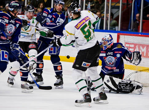 Jörgen Jönsson, Färjestad, är framme och oroar framför