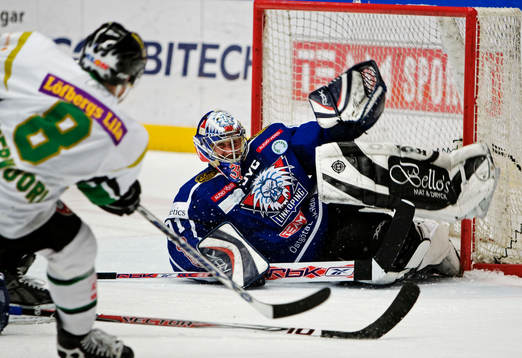  Rastislav Stana, målvakt, Linköping, räddar ett skott från Eero Somervuori, Färjestad.