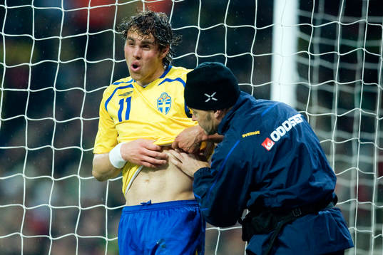 Johan Elmander, Sverige, har ont i revbenen