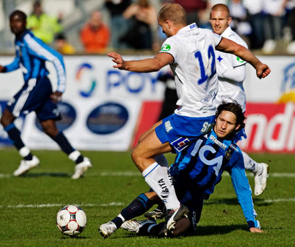  Andrej Komac, Djurgården, tacklar Gardar Gunnlaugsson,  Norrköping.