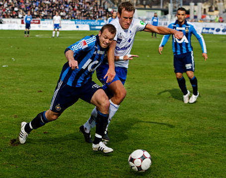Mattias Jonson, Djurgården, i kamp om bollen med Mikael