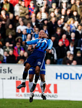  Thomas Magnusson, Norrköping och Thiago Quirino Da Silva, Djurgården, i närkamp.