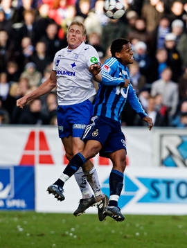  Anders Whass, Norrköping, i luftkamp med Thiago Quirino Da Silva, Djurgården.