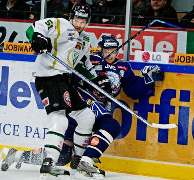 Rickard Wallin, Färjestad, tacklar Patric Blomdahl,