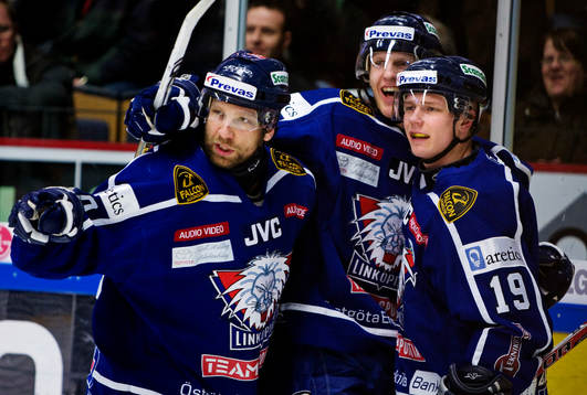 Kim Staal, Linköping, till vänster, gratuleras