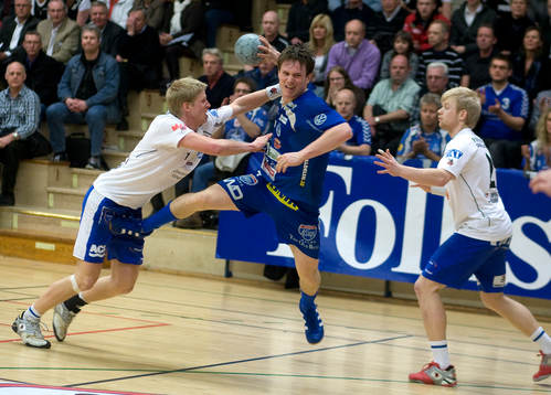 Anders Rasmussen tränger sig fram för skott mot mål