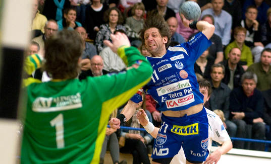Tomas Axnér skjuter mot mål