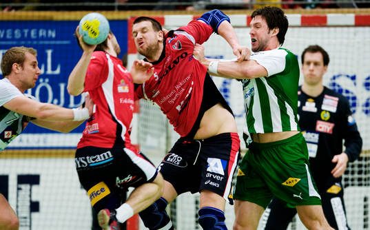 Tobias Karlsson, Hammarby, trycker undan Jimmy Jansson, Guif