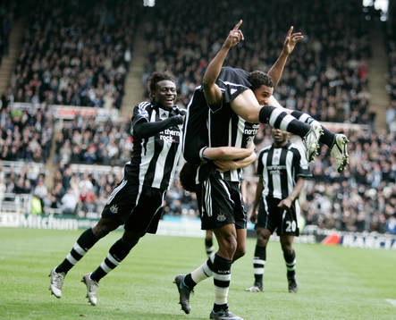  Michael Owen, Habib Beye och Obafemi Martins, jubel.