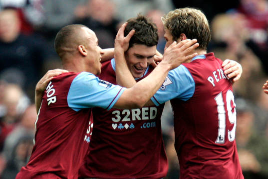  Gareth Barry,  Gabriel Agbonlahor och Stiliyan Petrov, jubel.