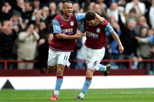  Gareth Barry och Gabriel Agbonlahor, jubel.
