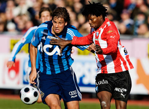 Mikael Dahlberg, Djurgården, i kamp om bollen med Jimmy
